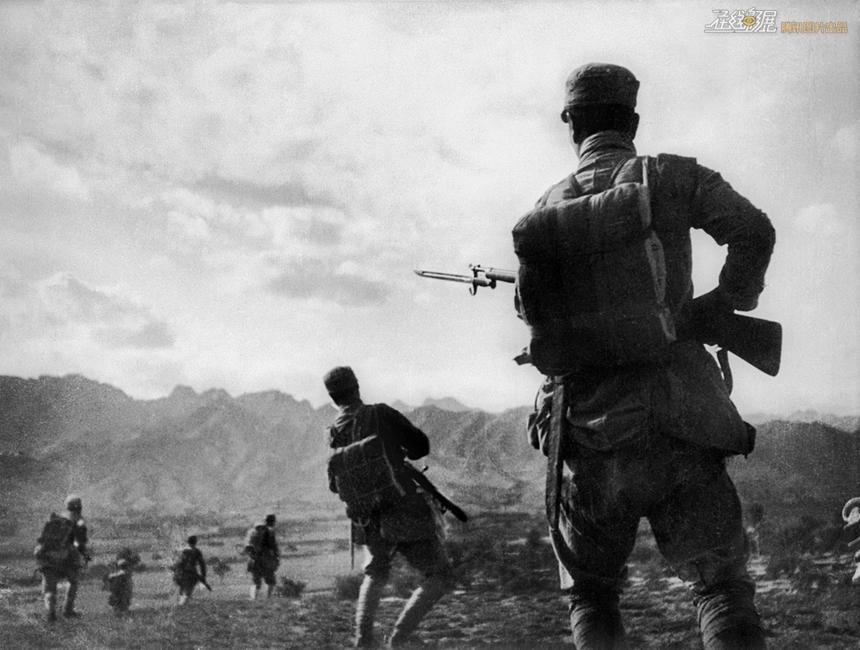 图为1940年冬，北岳区反扫荡战斗。摄影：沙飞。
