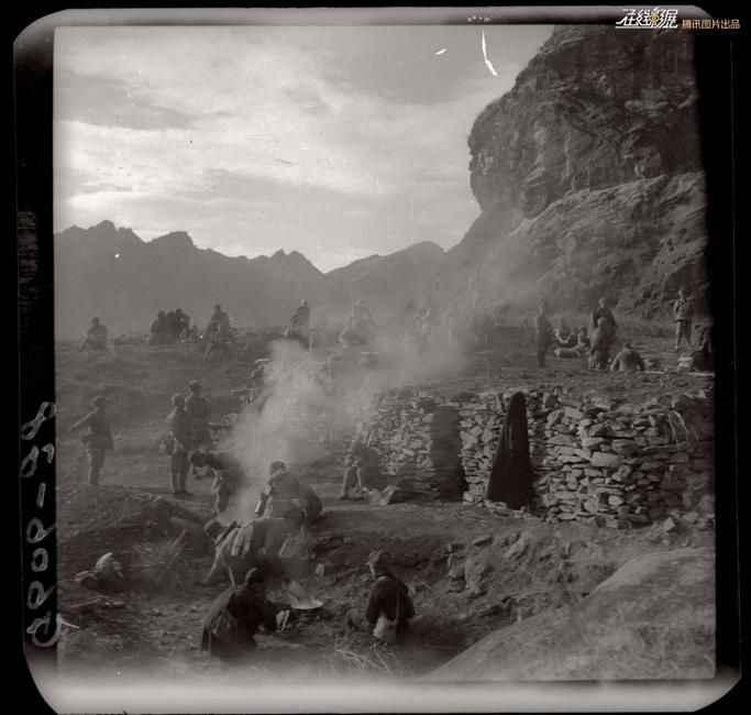 图为1941年，冀东子弟兵塞外山岗上的晚炊。摄影：雷烨。