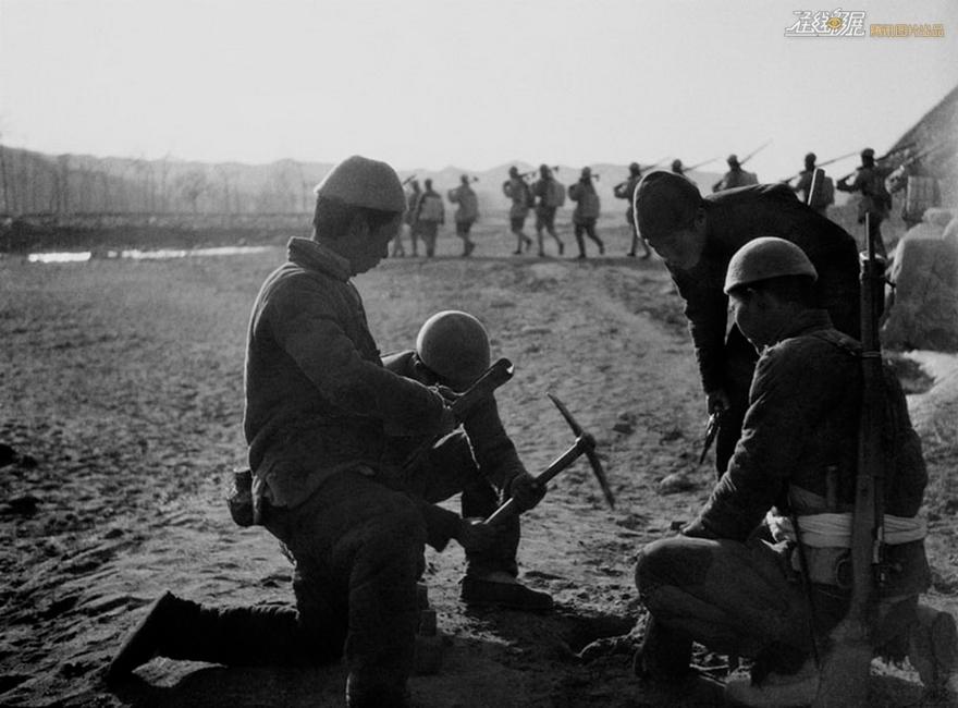 图为1943年，民兵在敌人的必经之路埋地雷。摄影：石少华。