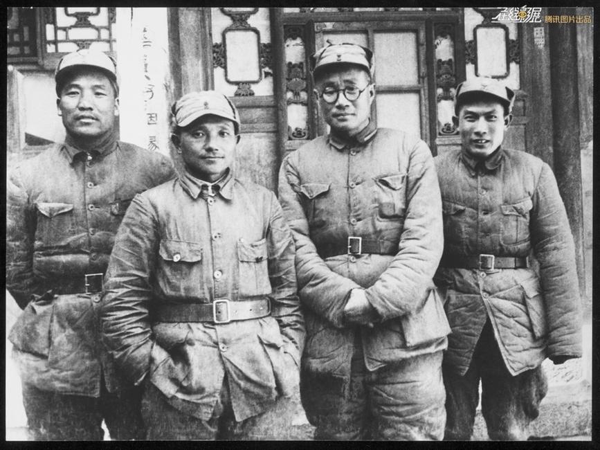 图为1941年，129师领导在太行山区涉县，右起：蔡树藩、刘伯承、邓小平、李达。摄影：高帆。