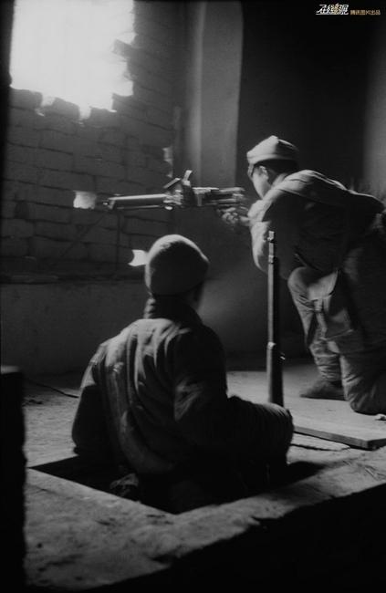 图为1944年，河北冉庄，民兵从地道转入地面工事伏击敌人。摄影：石少华。