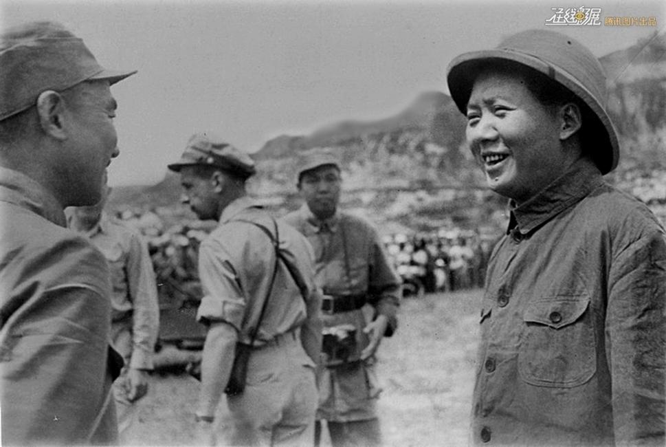 图为1945年，郑景康在延安拍摄。