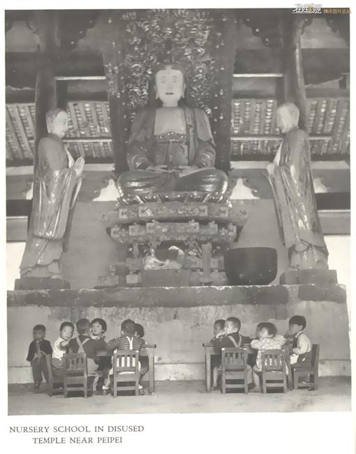 图为寺庙里的幼儿园。