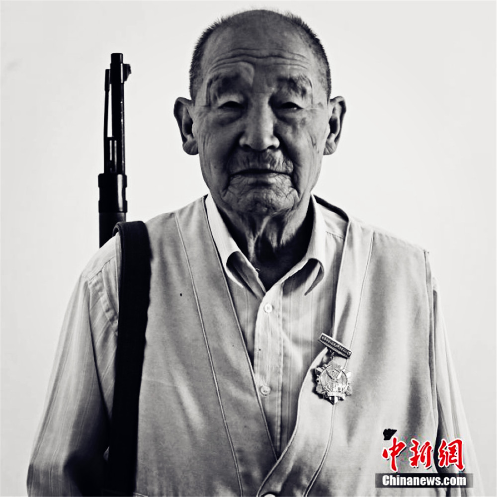 抗战老兵王欣，1926年出生在山西，1944年参加八路军，参加过地道战，抗战胜利后参加了解放战争，后在宜昌军分区工作到退休。