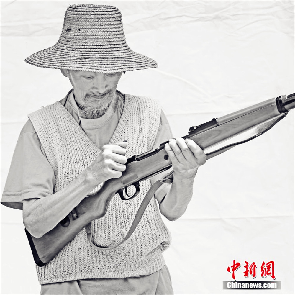抗战老兵覃春守，1926年12月15日出生于湖北长阳，1941年进入国民党江防司令部独立通信连，1947年在武汉国民党警备司令部退伍，回家务农。