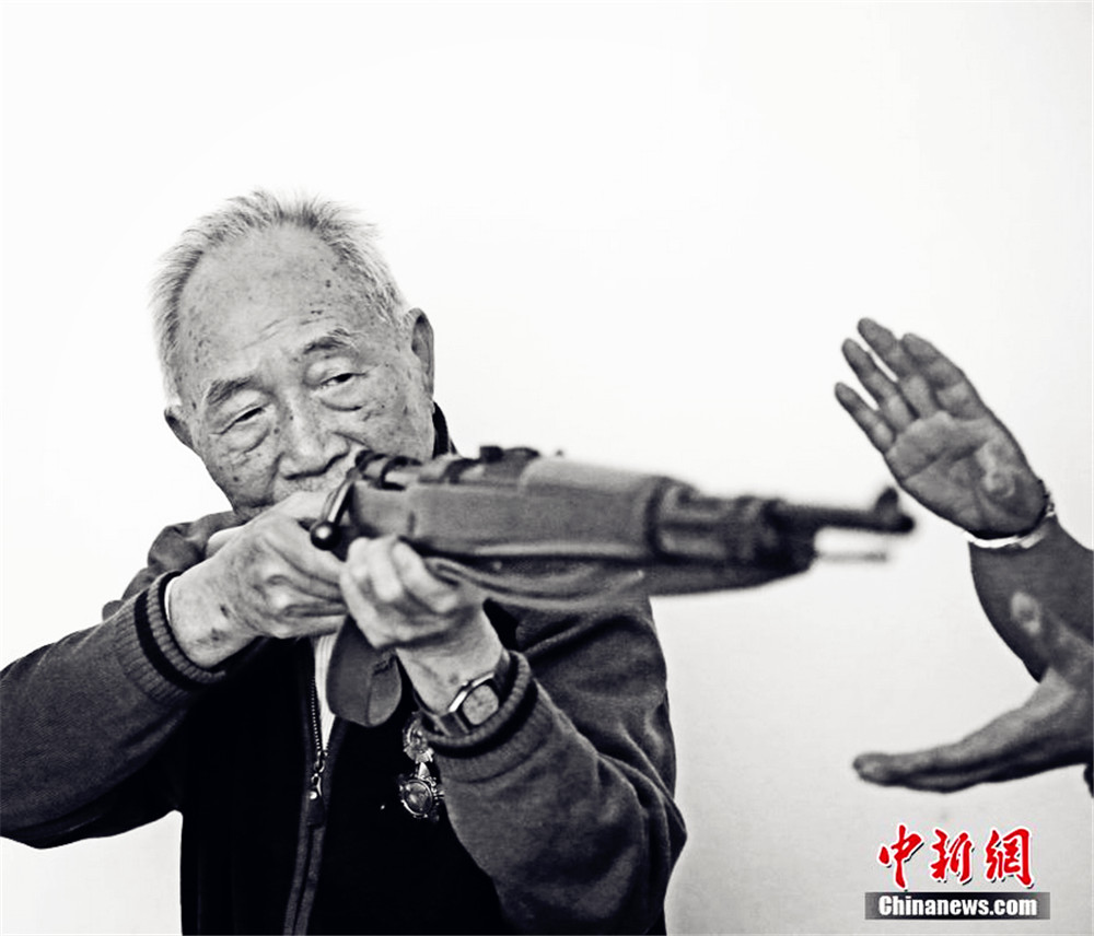 抗战老兵牛振华，1923年出生于河南济源，1944年参军，参加战斗40多次，在沁王头战斗中和班长5人活捉过15个日本人，后在宜昌军分区工作到退休。