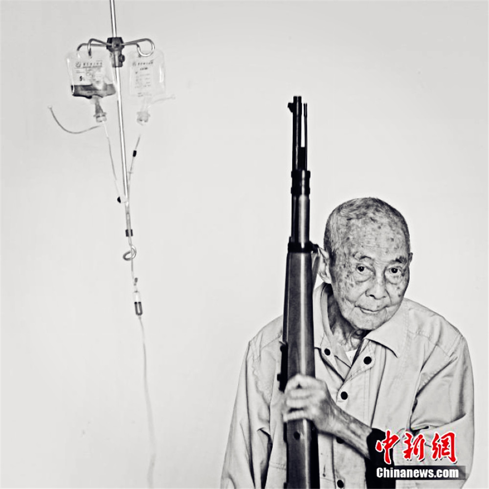 抗战老兵周秉仁，1925年12月出生在湖北枝江，1938年在襄阳和中国军队坚持游击战半年，1942年考入黄埔军校19期学习，解放战争后投诚，终身未婚。