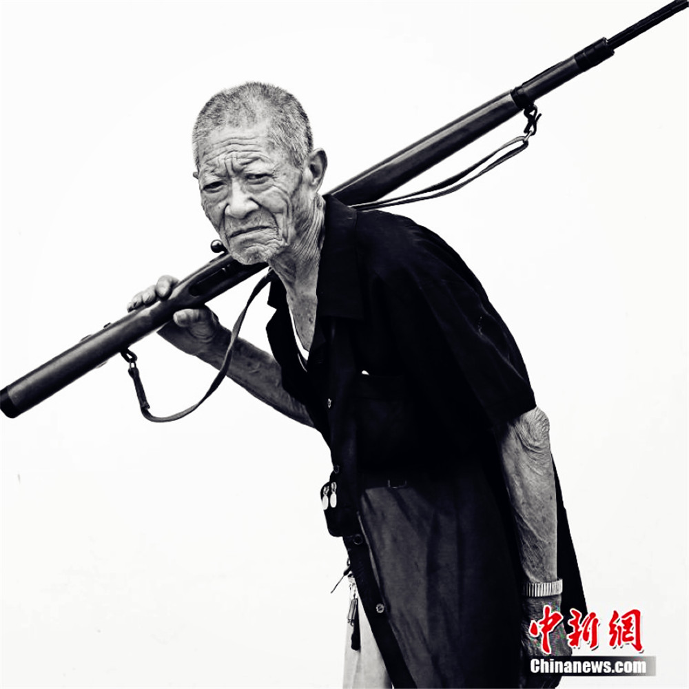 抗战老兵胡明新，1922年2月出生在湖北当阳，1942年参加抗战，1948年起义投诚，有抗战胜利60周年胜利勋章。