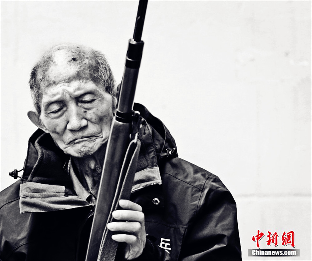 抗战老兵杨文华，1919年出生，1936年10月参军，参加了淞沪会战。1942年加入中国远征军，参加了曼德勒会战。1945年后晋升为中尉，1948年随军长郑洞国在长春起义，1949年回到宜昌。