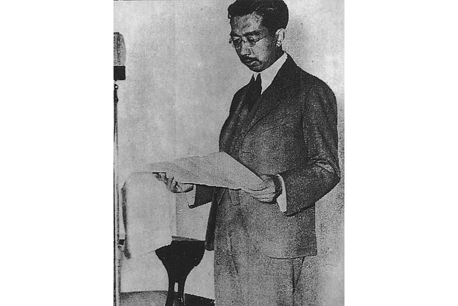 日本天皇裕仁向全国广播，接受《波茨坦公告》，向盟国无条件投降。