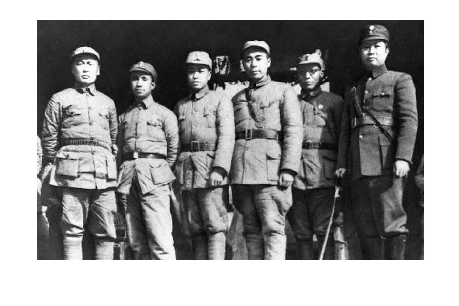 图为1939年，周恩來（右三）在皖南皖南泾县新四军军部和新四军领导人叶挺（右一）等同志合影。