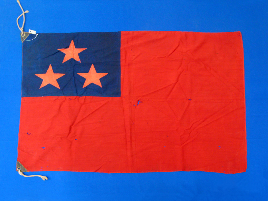 这面台湾民众党党旗是1927年6月27日台湾民主革命运动的领袖蒋渭水、邱德今、廖进平等人召开台湾民众党创立协议会时制作的。