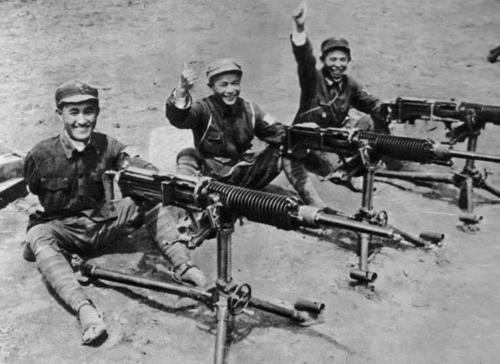 台儿庄大捷掳获的日军机枪。最左边那位中国军人，手已经断了还是英勇奋战。
