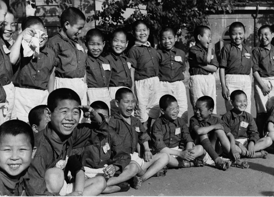 战争遗孤福利基金。中国政府承担照顾这些幼小的日本侵华战争受害者。残酷的战争夺去了他们的亲人和家园。被战争孤儿院收容两个月之后，他们的衣食住行条件如图片所示。