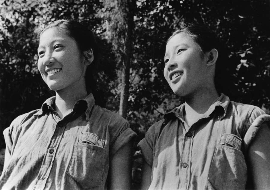 右边的中国姑娘在日军南京屠城中失去了所有亲人，她身旁的伙伴已经几个月没有收到在上海的家人的一丝音讯。两人现在都在重庆读书，并加入了战争救援者组织。