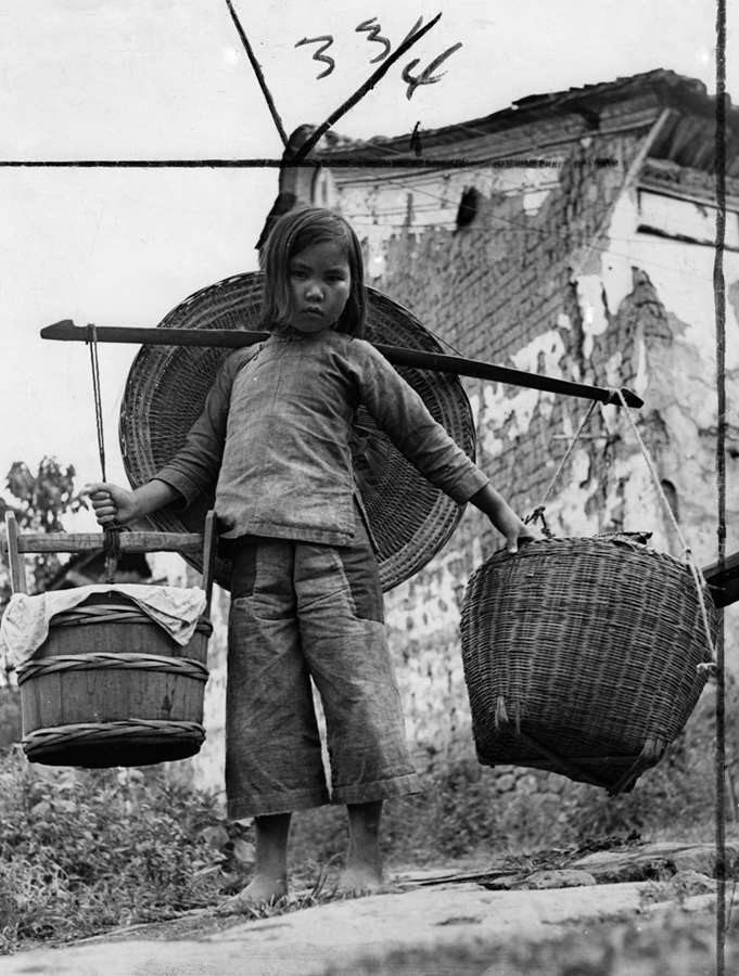1944年10月14日，中国难民小女孩返回家园。美军通信兵拍摄。华盛顿国防部公共关系局发布。