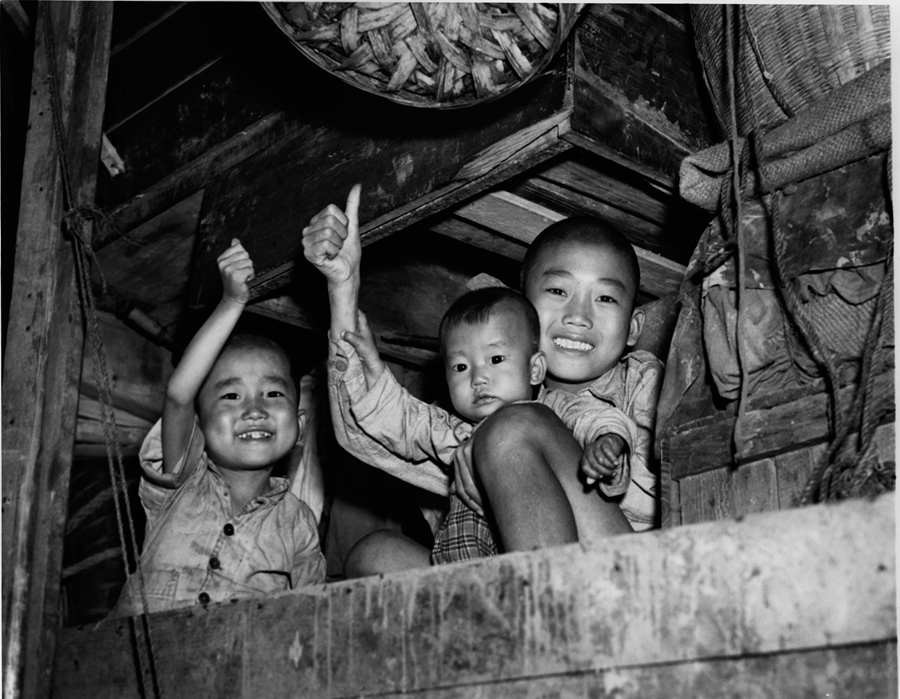 中国南宁，小孩们竖起大拇指，展示存在于这座城市的一种精神。这是一种典型的赞扬的手势，他们嘴里还唱着听起来很熟悉的“顶好”歌。摄影师：劳埃德·琼斯（Lloyd S