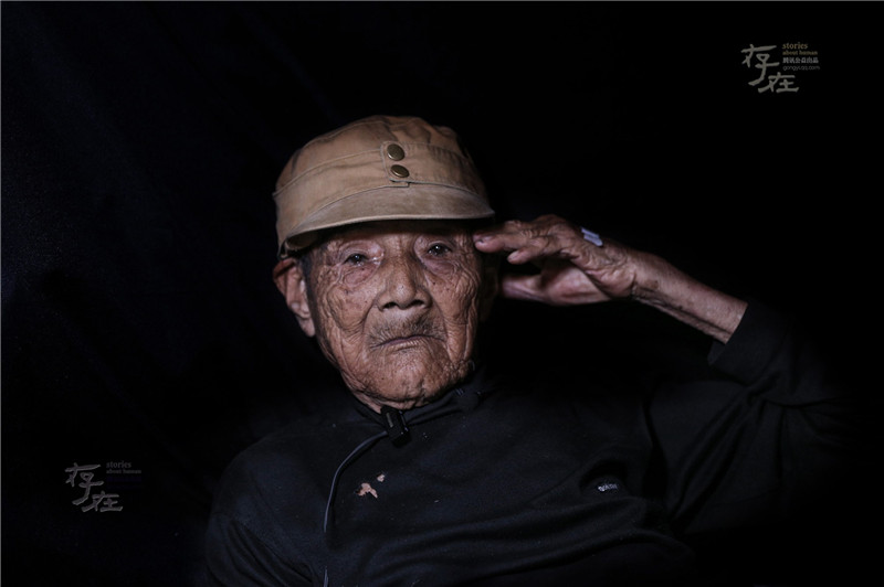 王建和，新兵15师。王老早年参战时曾经受伤，今年已97岁高龄，无法下床，右手因病痛，抬不起来，日常生活全靠儿子儿媳照顾。
