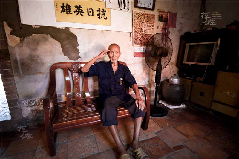 71年前的一天，在湖南鸡脚山的山谷里，119名中国军人刚刚停止了呼吸。全连125人，16岁的杨志道成为仅存的6人之一。他们草草安葬了战友，立起一座简陋的纪念碑。