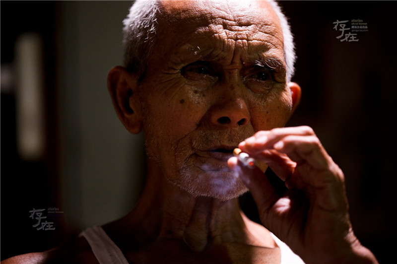 71年后的这天，这位陆军74军的老战士坐在自己乡间的家中，默默地嘬了几口烟。氤氲中，他的眼眶悄悄湿润，却始终没让眼泪淌出来。