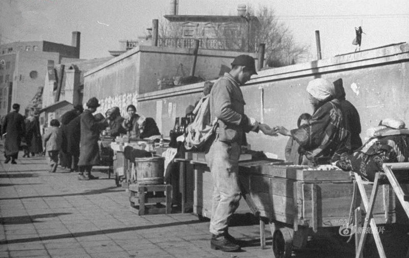 图为1946年3月，在长春摆摊的日本侨民。 