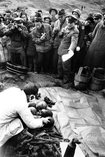 图为1947年1月28日，南京中华门外，南京战犯法庭主审官石美瑜指挥收集大屠杀受害人的遗骸。中华门外是日军屠杀最严重的地区之一。 