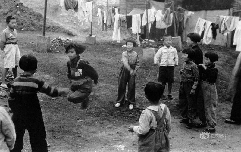 这是在南京日侨集中营里嬉戏的无忧无虑的孩子们。 