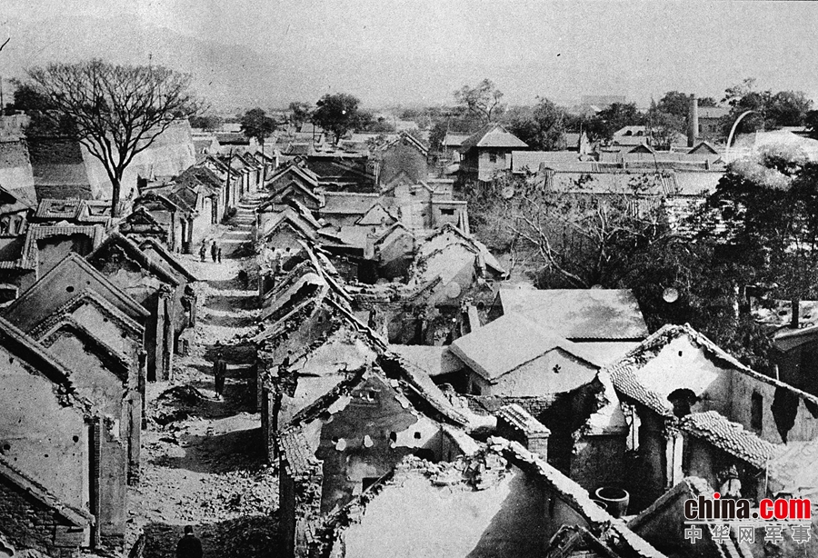 24-被日军炸毁的济南顺城街一带民居。〔《山东动乱绘叶书》第四辑，无页码〕