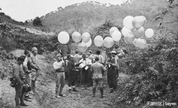 1939年11月，广西南宁附近，用气球派发传单劝中国军队投降的日军。
