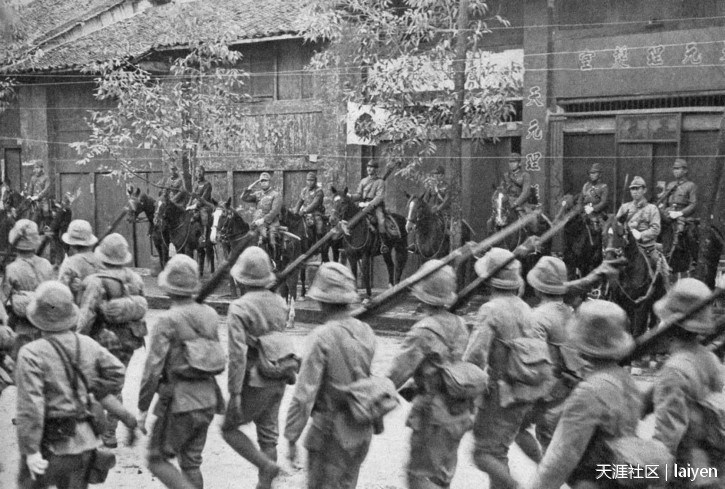 1939年11月29日，占领广西南宁后入城的日军部队。