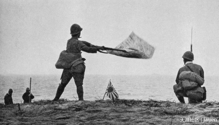 1940年3月5日，广东中山珠江江畔，登陆上岸的日军士兵向军舰摇旗发出信号。
