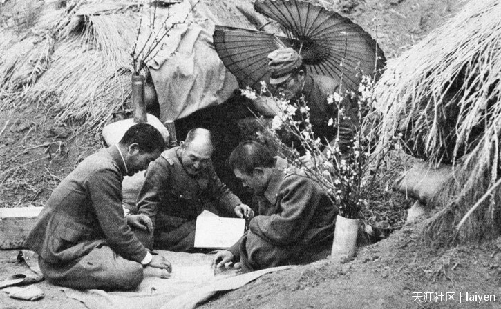 1939年11月，广西南宁附近，掩体旁研究作战方案的日军军官。