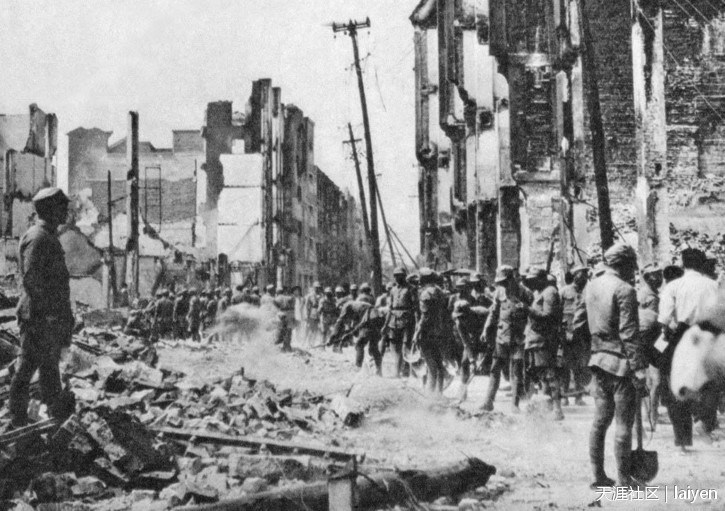 1940年4月，被日军空军轰炸后的重庆街景。 (1)
