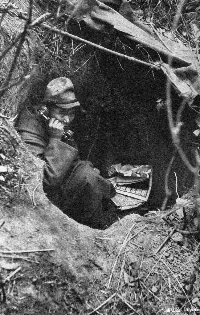 1939年11月，广西南宁附近，山洞内的日军通信兵。