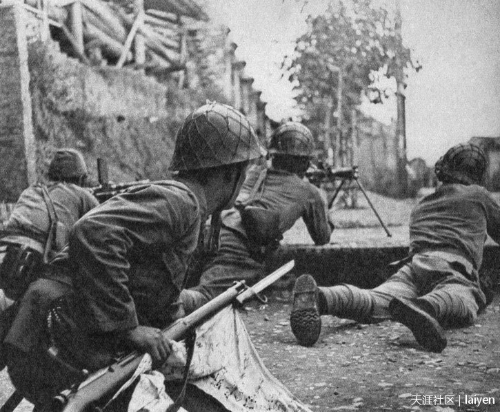 1939年11月24日，广西南宁，进攻的日军三木部队机枪手。