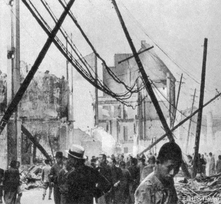 1940年4月，被日军空军轰炸后的重庆街景。