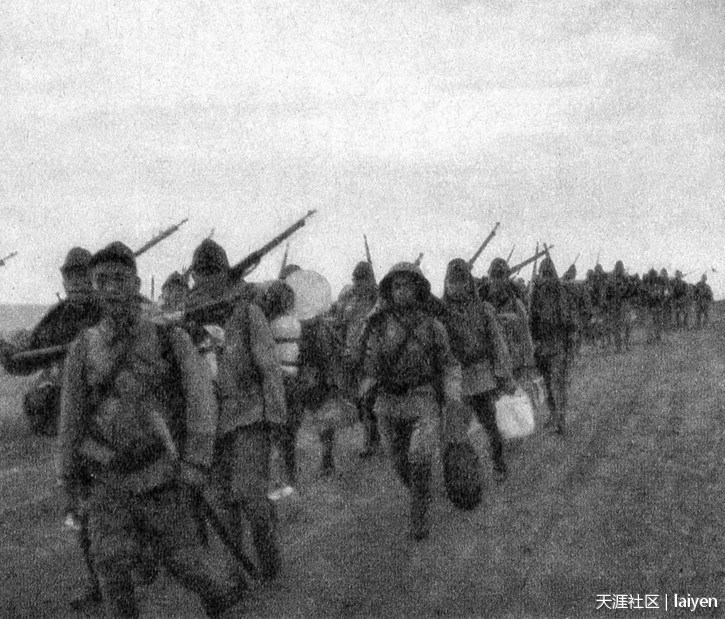 1940年6月26日，广西边境明光附近，行军的日军部队。