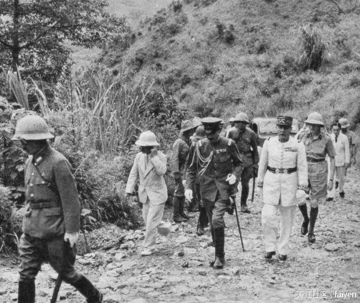 1940年7月20日，中越边境镇南关，日军西原少将、冈本队长和法属谅山警备司令在边境视察。