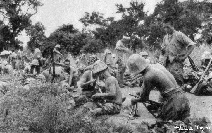 1940年7月3日，广西边境龙州附近，休息的日军士兵。