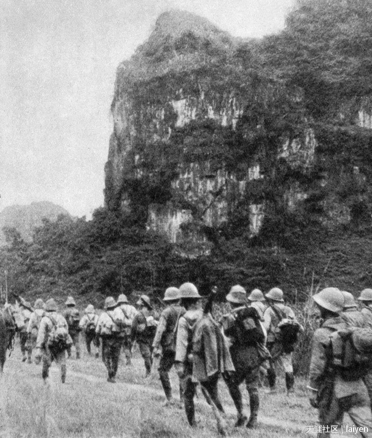 1940年6月，中越边境广西境内行军的日军部队。