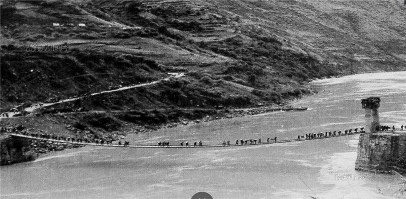 滇缅公路通车后仅运行3年，1942年1月缅甸战役爆发，远征军首次入缅作战失利，至5月，日军占领缅甸境内全部要地，并侵占云南省龙陵、腾冲等地。惠通桥位于怒江上，东有等子大山头，西有腊勐松山。5月5日中午中国守军炸毁惠通桥，退守怒江东侧，日军被迫止步于此。