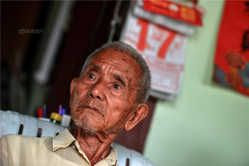 李光钿，云南宣威县人，1940年参军。今年93岁的他住在缅甸密支那，离远征军墓地旧址不远的一处小院里，房子由砖和竹棚混合搭成。为了解决孩子们的教育和行动自由问题，李光钿允许后代加入缅甸国籍，但他自己一直不肯加入。