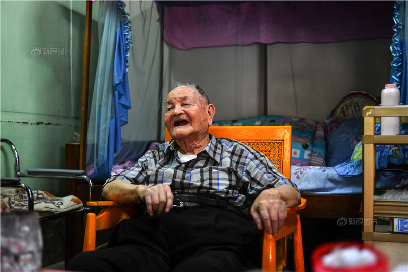 林峰，广东梅县人，1942年参军。今年93岁的他住在缅甸曼德勒的市中心的一处平房里。留落到缅甸后，林峰以开洗车厂为生。如今，他已无法站立，生活起居时时需要人照顾。洗车厂也已交给儿子打理。老人坐在一张藤椅中，精神很好，电视里正放着中央台的新闻。