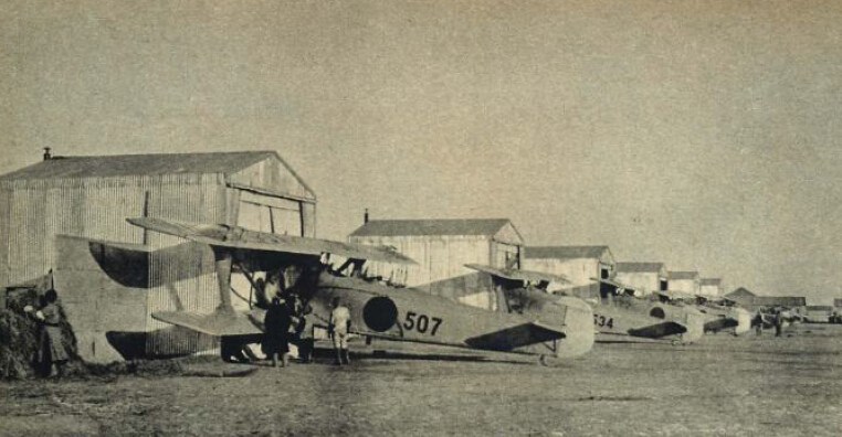 日军在侵略东北中大量使用了飞机。