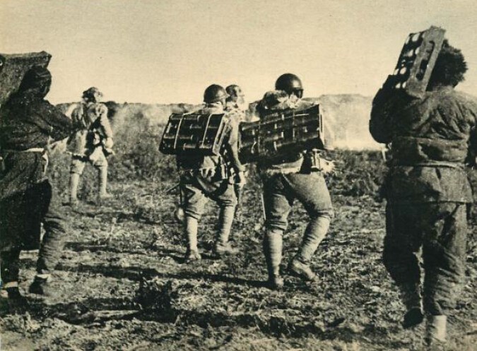 日军征用当地百姓搬运炮弹。