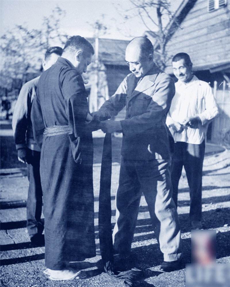 海军上将岛田与岸信介（L）开玩笑，说监狱的食物让他减肥。地点：日本Omira 1945年 摄影师：乔治·Silk