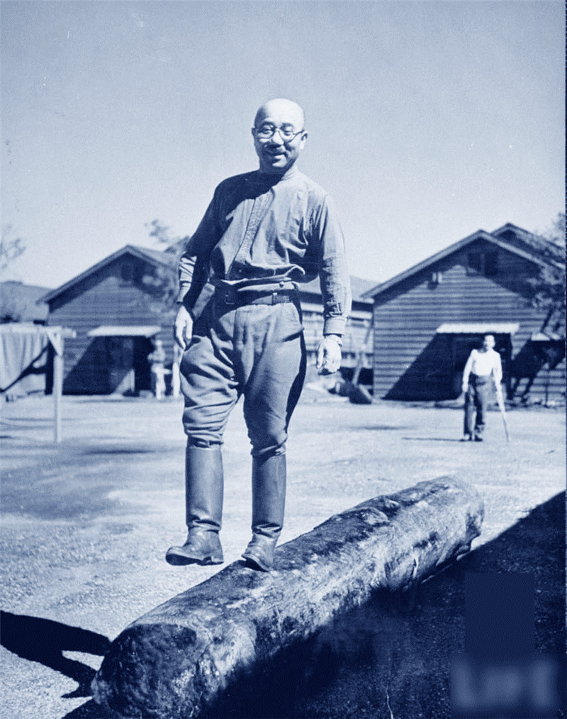 太田来回走动扮鬼脸。地点：日本Omira 1945年 摄影师：乔治·Silk