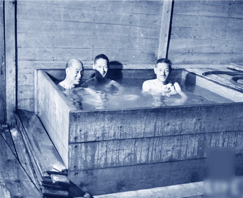 三个因珍珠港事件被（拘押）的日本内阁大臣洗热水澡。地点：日本 1945年 摄影师：乔治·Silk