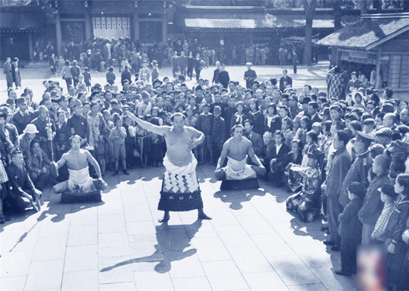在明治神宫人行道前日本相扑摔跤手表演“古环入学仪式。地点：东京，日本