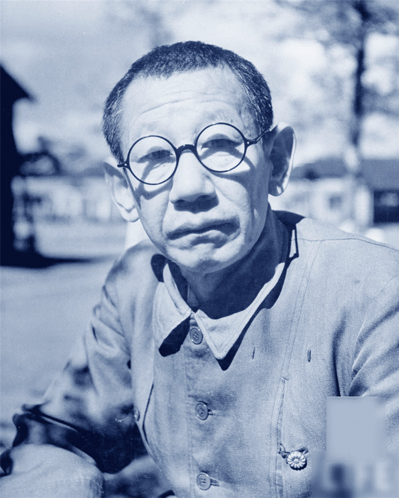 日本前陆军大臣东条英机，在Omira监狱院子里阅读，在那里因战争罪行他被关押的。地点：日本Omira 1945年10月 摄影师：乔治·Silk